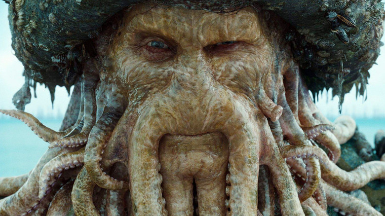 Davy Jones făcând cu ochiul în Pirații din Caraibe: La capătul lumii