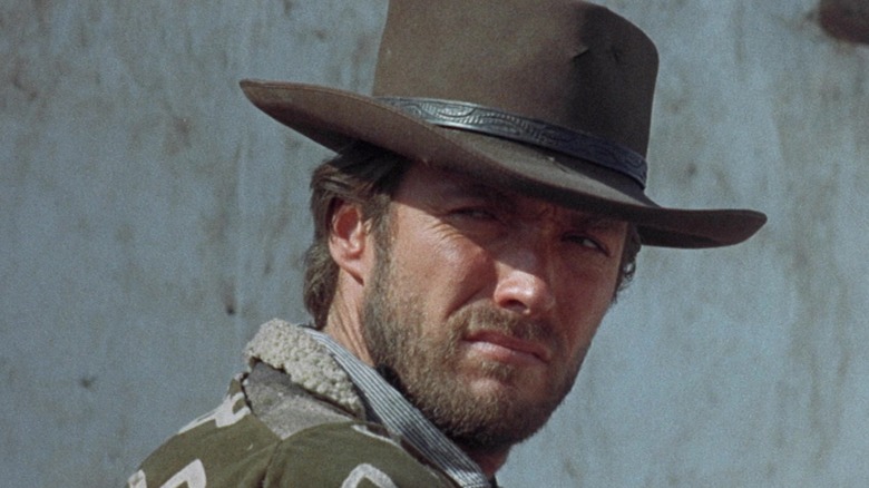 Omul fără nume al lui Clint Eastwood se uită înapoi peste umăr în A Fistful of Dollars.jpg