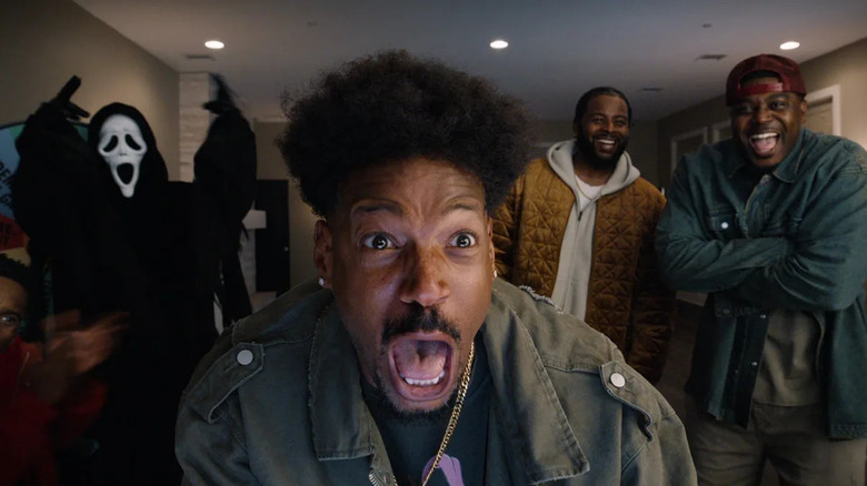 Marlon Wayans în rolul lui Shorty care țipă cu Ghostface și câțiva dintre prietenii săi în fundal în Scary Movie (2026)