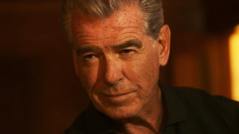 Charlie Swift al lui Pierce Brosnan este văzut în prim-plan în Fast Charlie