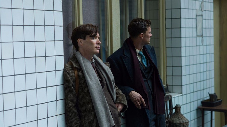 Jozef (Cillian Murphy) și Jan (Jamie Dornan) sprijiniți de un perete înăuntru 