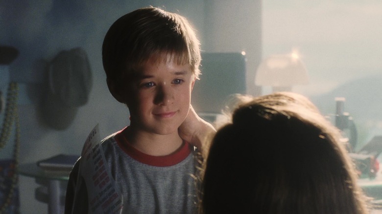 Haley Joel Osment în rolul lui David zâmbind în inteligența artificială AI