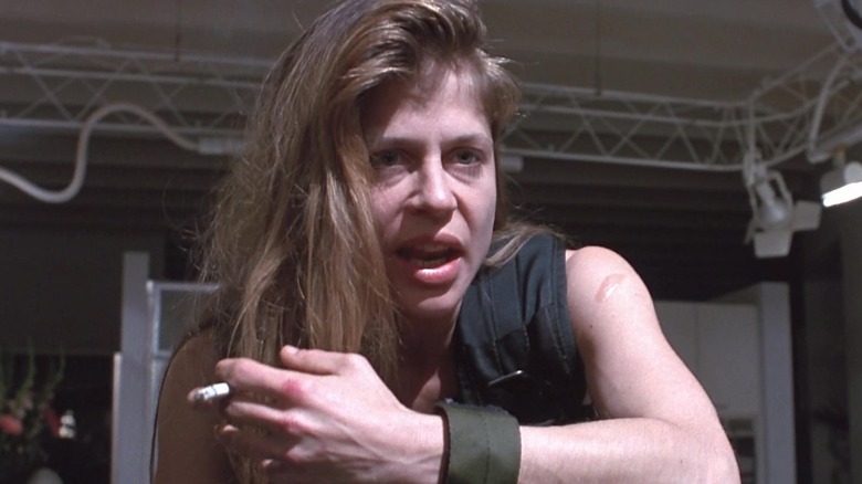 Sarah Connor de la Linda Hamilton se aplecă înainte în timp ce vorbește cu insistență în Terminator 2 Judgment Day