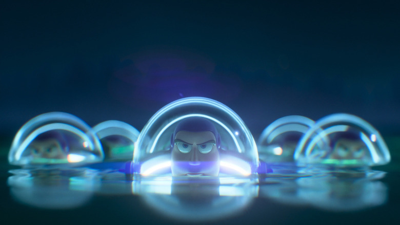 O armată de Buzz Lightyears care iese din apă în Toy Story 5