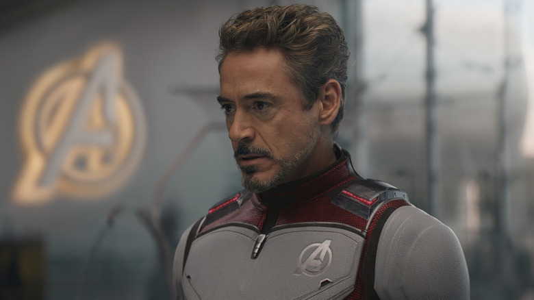 Robert Downey Jr. în rolul lui Tony Stark în costumul său de călătorie în timp din Avengers: Endgame