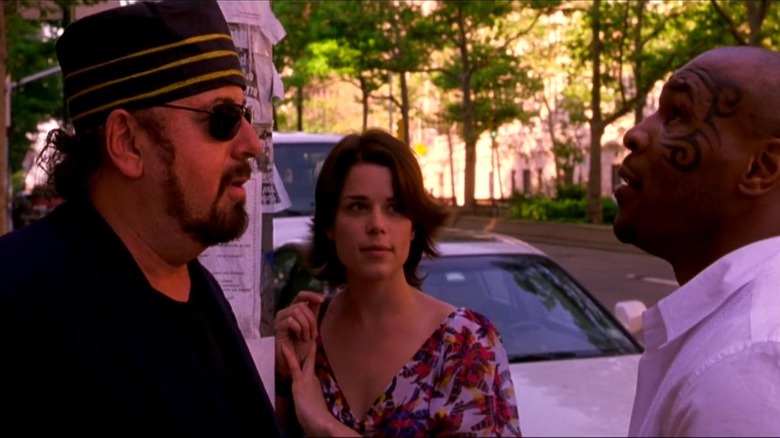 James Toback în rolul profesorului Hassan Al-Ibrahim Ben Rabinowitz vorbește cu Mike Tyson în timp ce Vera Barrie, de la Neve Campbell, urmărește filmul When Will I Be Loved