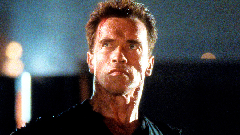 John (Arnold Schwarzenegger) părând furios înăuntru 