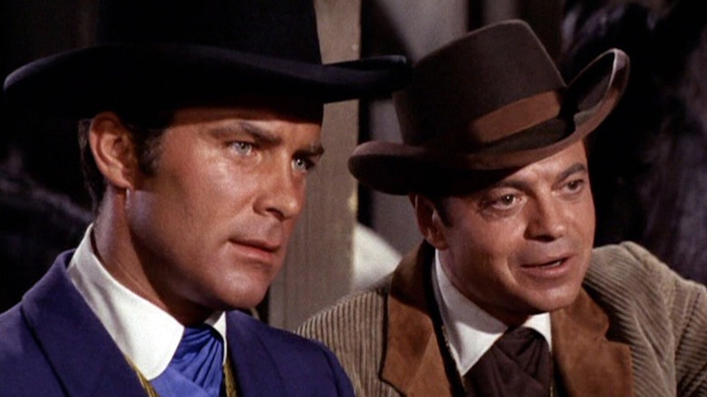 Robert Conrad în rolul lui James West și Ross Martin în rolul lui Artemis Gordon sunt o pereche de agenți ai Serviciului Secret din The Wild Wild West