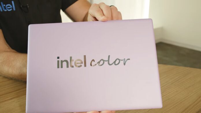 Proiectul Firefly de la Intel împrumută piese de smartphone pentru Proiectul Firefly de la Intel împrumută piese de smartphone pentru a construi un laptop cu un buget mai bun