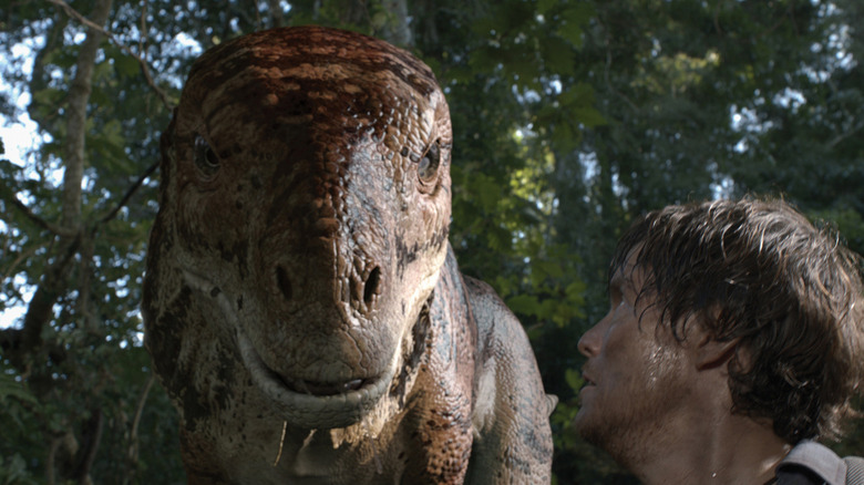 Charlie (Peter Brooke) se uită la un dinozaur în 