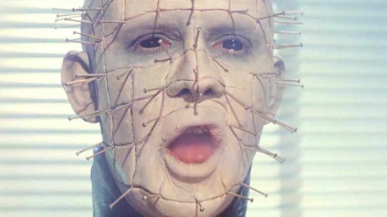 Pinhead (Doug Bradley) își deschide gura în Hellraiser (1987)