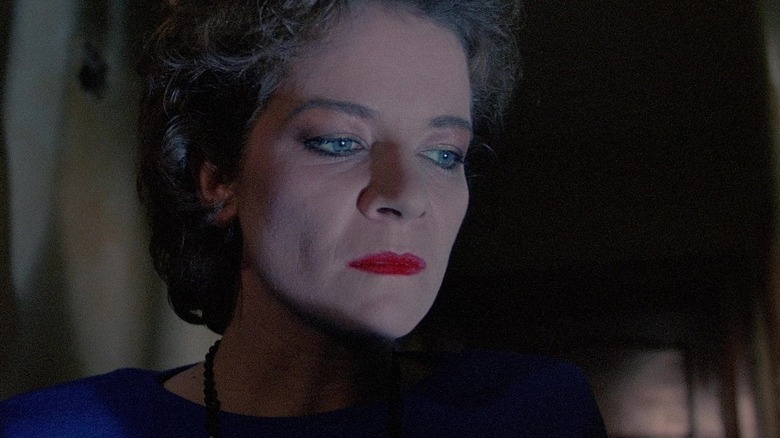 Julia (Clare Higgins) se uită intens la Hellraiser (1987)