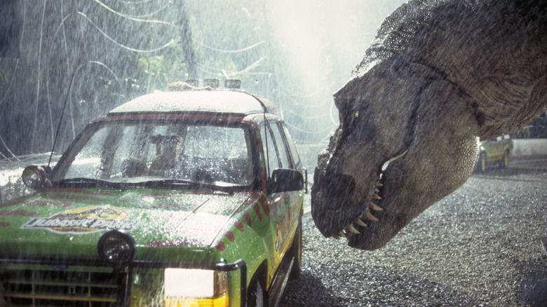 T-rex-ul chiar lângă mașina în ploaie în Jurssic Park