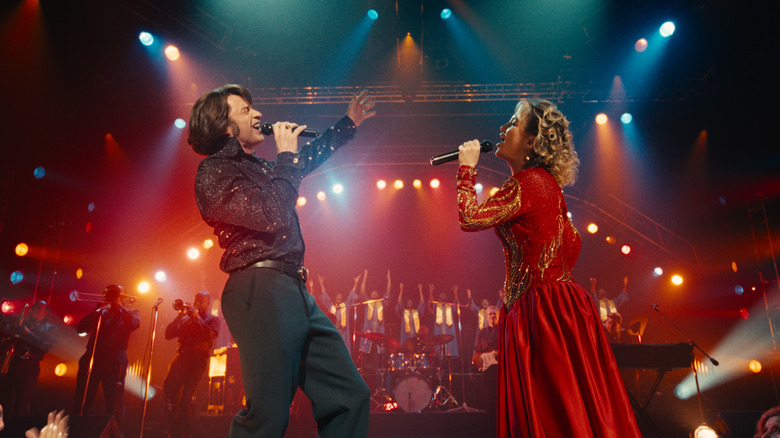 Hugh Jackman ca Mike Sardina cântând pe scenă alături de Kate Hudson ca Claire Stengl în Song Sung Blue