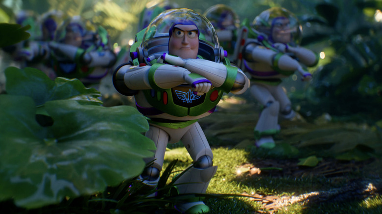 Hi-Tech Buzz Lightyears se plimbă cu prudență printr-o pădure în Toy Story 5
