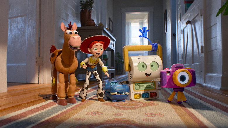 Joan Cusack ca vocea lui Jessie care stă pe un hol lângă Craig Robinson ca Atlas, Conan O'Brien ca Smarty Pants și Shelby Rabara ca Snappy în Toy Story 5
