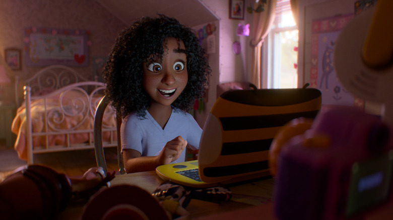 Mykal-Michelle Harris ca vocea lui Blaze care se uită entuziasmată la un laptop din dormitorul ei în Toy Story 5