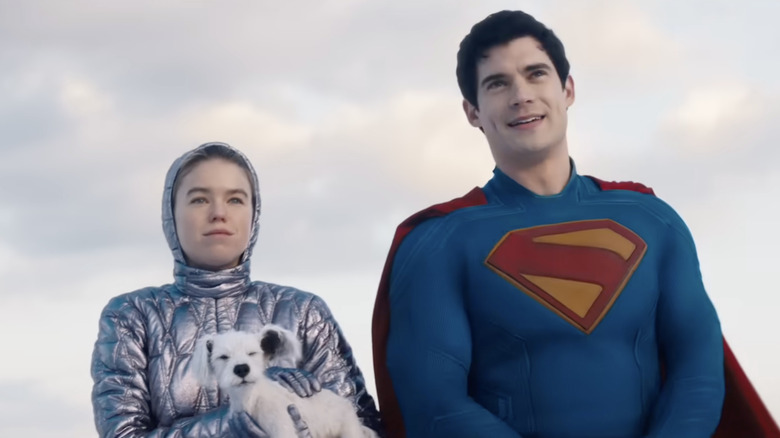 Milly Alcock ca Kara Zor-El ținând un Krypto tânăr alături de David Corenswet ca Superman în Supergirl (2026)