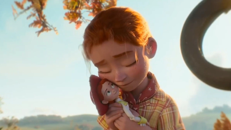 Flashback din Toy Story 5 - Emily ținând-o pe Jessie cu leagănul anvelopei