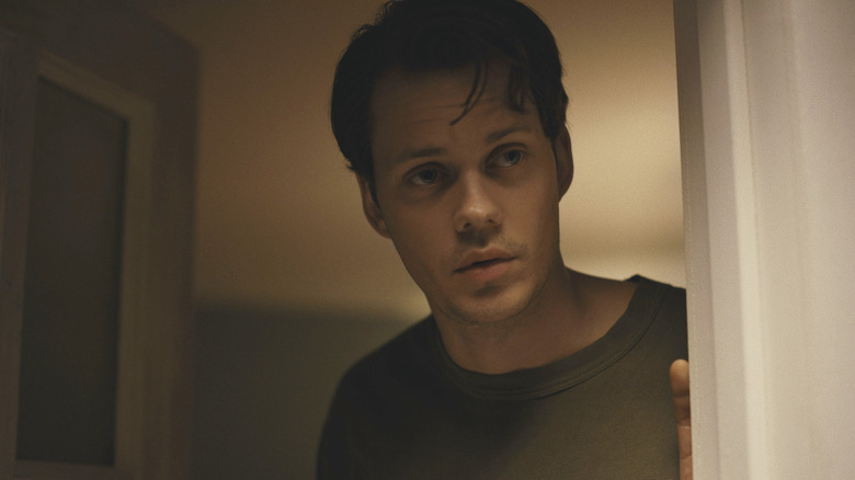 Bill Skarsgard ca Keith stând în prag în Barbarian