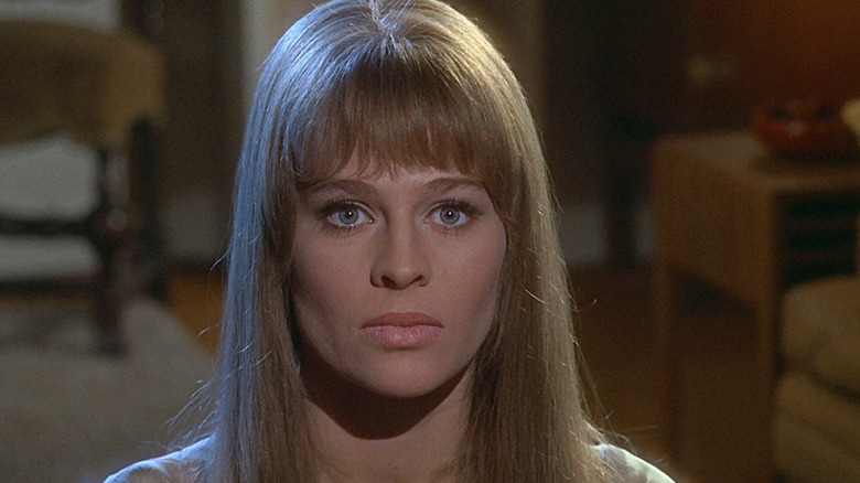 Julie Christie ca Linda Montag (sau poate Clarisse?) privind alarmată în Fahrenheit 451 (1966)