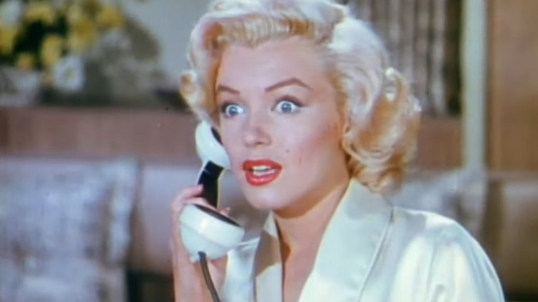 Lorelei Lee de la Marilyn Monroe vorbește la telefon în Gentlemen Prefer Blondes