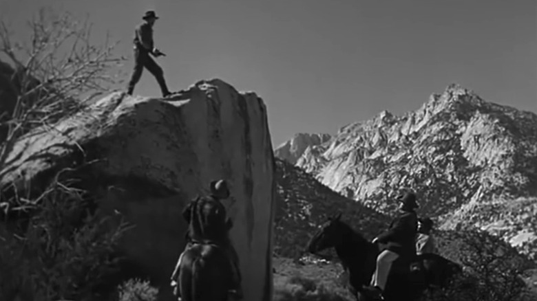 Jimmy Ringo al lui Gregory Peck îi ține în brațe pe frații lui Alan Hale Jr, David Clarke și John Pickard în The Gunfighter