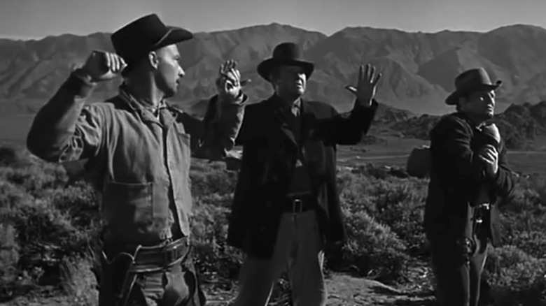 Frații lui Alan Hale Jr, David Clarke și John Pickard stau cu mâinile în aer în The Gunfighter
