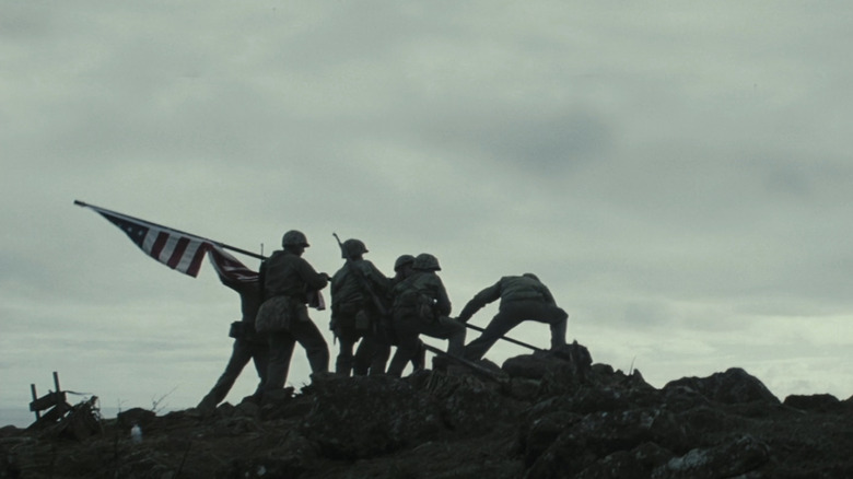 Soldații ridică un steag american pe Iwo Jima în Flags of Our Fathers