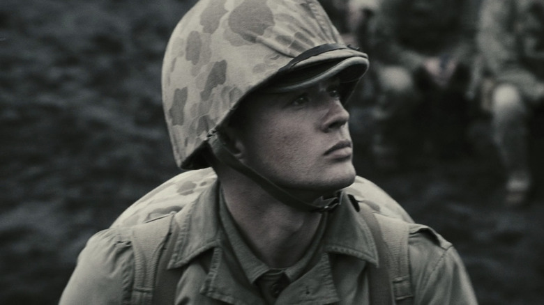 John Bradley al lui Ryan Phillippe stă pe un câmp de luptă în Flags of Our Fathers