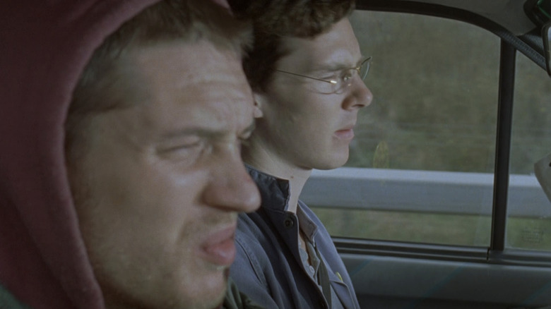 Stuart Clive Shorter de la Tom Hardy își înșurubează fața în timp ce stă lângă Alexander Masters de Benedict Cumberbatch în Stuart A Life Backwards