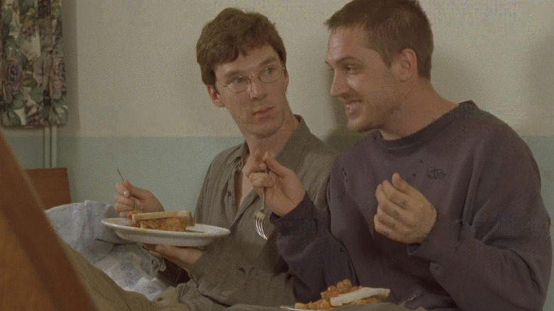 Alexander Masters al lui Benedict Cumberbatch se uită la Stuart Clive Shorter al lui Tom Hardy în Stuart A Life Backwards
