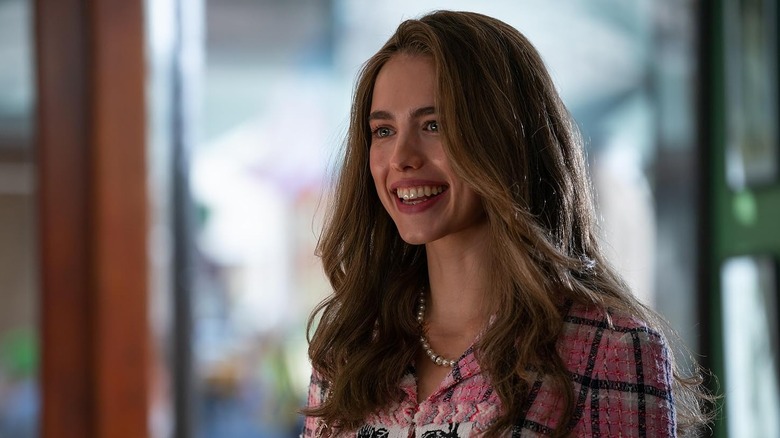 Margaret Qualley ca Julia Steinway zâmbind sălbatic în How to make a Killing