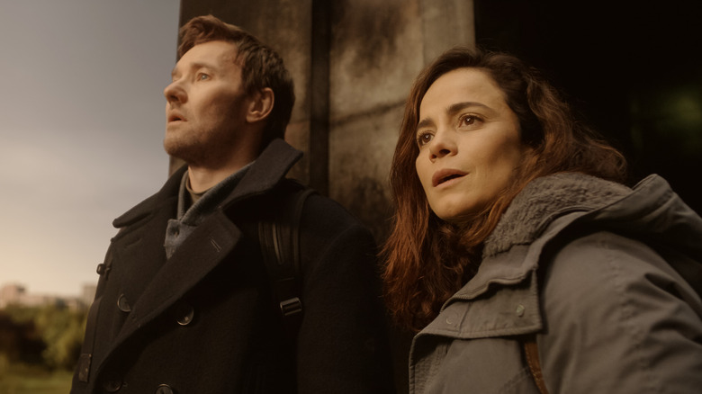 Jason Dessen din Joel Edgerton stă alături de Amanda Lucas din Alice Braga în Dark Matter