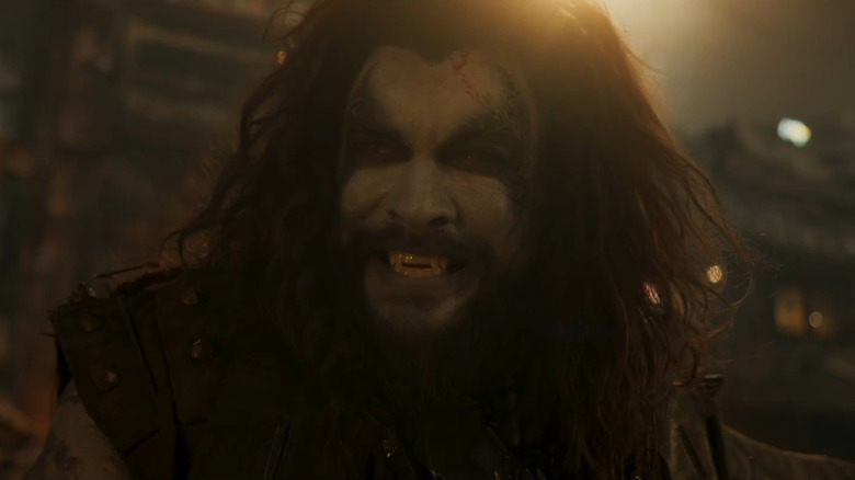 Jason Momoa în rolul lui Lobo rânjind în timp ce se plimba cu motocicleta în Supergirl
