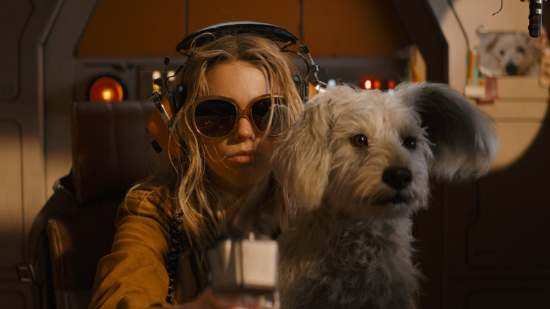Milly Alcock ca Supergirl cu Krypto în poală în Supergirl (2026)