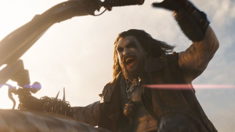 Lobo este un călăreț ușor, căruia îi place să călărească în Supergirl