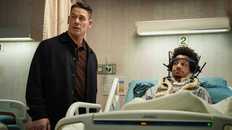 John Cena în rolul lui Rudd Landy stă lângă Eric André în rolul lui Marcus Pinchel în Fratele Mic