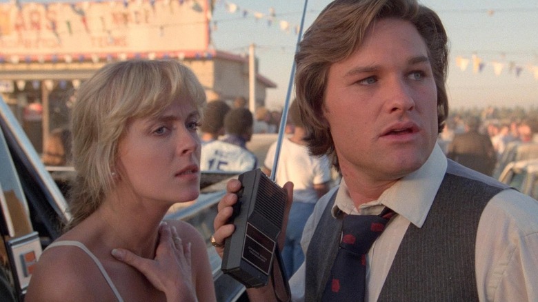 Deborah Harmon în rolul Barbara Jane Fuchs, alături de Kurt Russell, în rolul lui Rudy Russo (care ține un walkie-talkie) în Mașini uzate