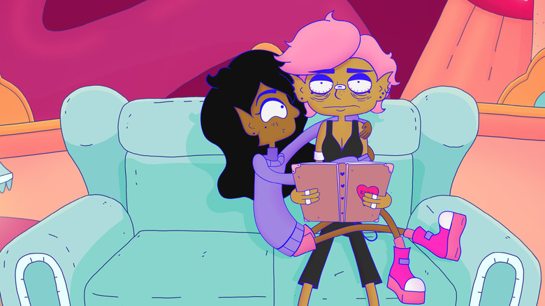 Saira se apropie de Kiki pe o canapea în Lesbian Space Princess