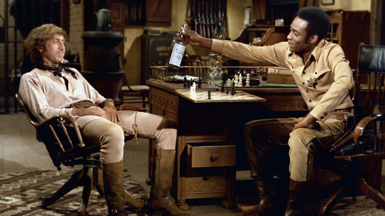 Jim the Waco Kid și Bart împart o băutură în Blazing Saddles
