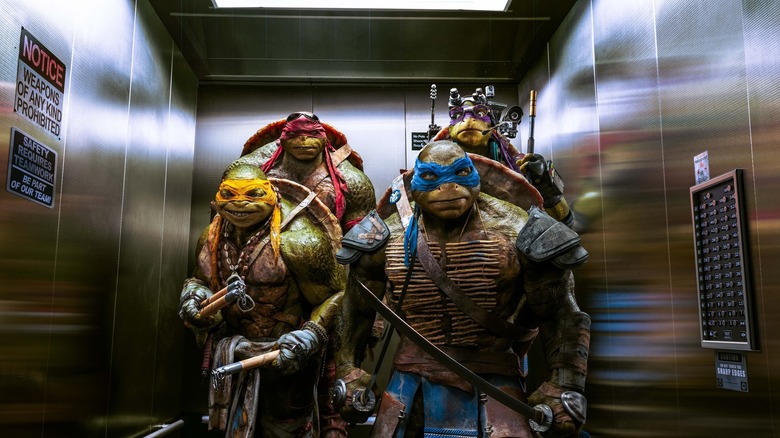 Leo, Mikey, Raph și Donnie în lift în Teenage Mutant Ninja Turtles (2014)
