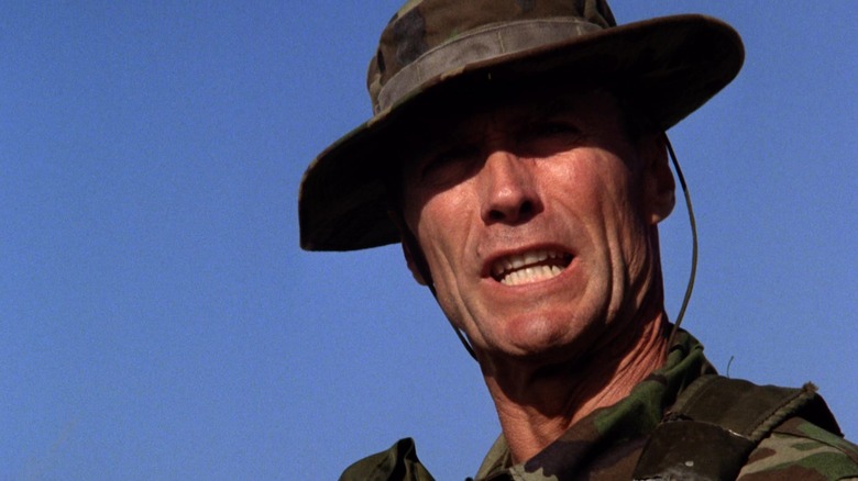 Autostrada Thomas a lui Clint Eastwood este văzută în prim-plan pe un cer albastru în Heartbreak Ridge