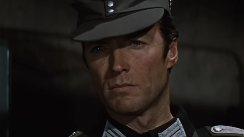 Locotenentul lui Clint Eastwood, Morris Schaffer, se uită peste cadru în prim-plan în Where Eagles Dare