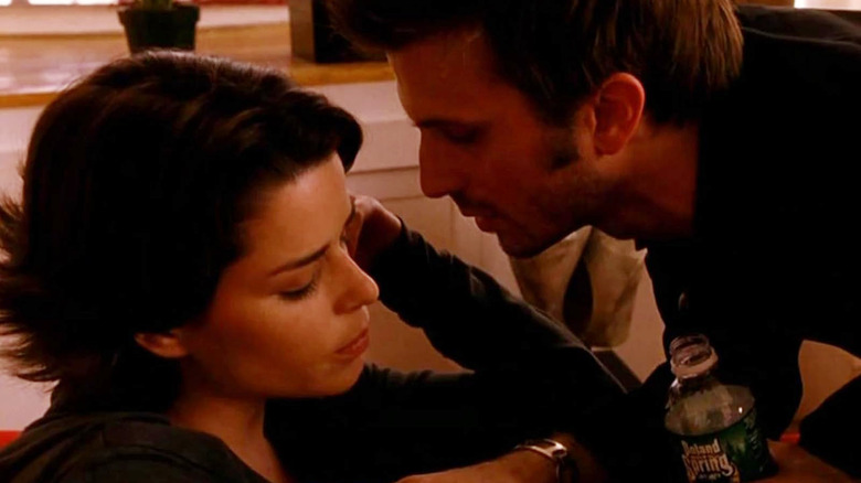 Vera Barrie, de la Neve Campbell, se uită în jos, alături de Frederick Weller, în rolul lui Ford Welles în When Will I Be Loved