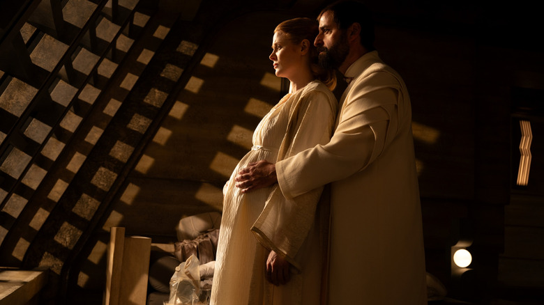 Emily Beecham ca Alura Zor-El vizibil prezentă și îmbrățișată din spate de David Krumholtz ca Zor-El în Supergirl