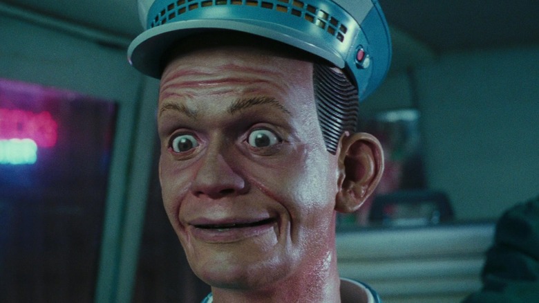 Un prim-plan al șoferului robot Johnny Cab din Total Recall