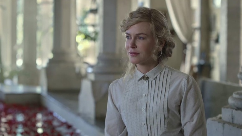 Gertrude Bell într-o rochie albă în Queen of the Desert