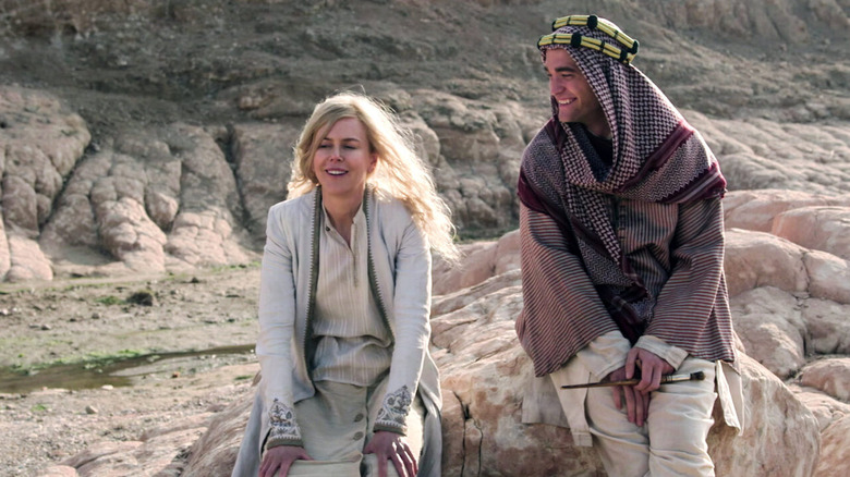 Gertrude Bell și TE Lawrence râzând pe niște stânci în Queen of the Desert