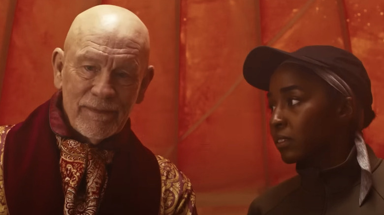 John Malkovich în rolul lui Alfred Moretti este intervievat de Ayo Edebiri în rolul lui Ariel Ecton în Opus